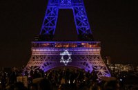 У Парижі невідомий напав на туристів біля Ейфелевої вежі