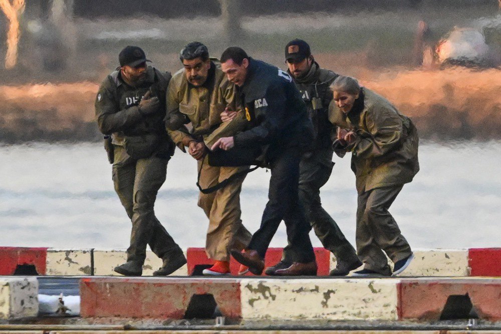 Ніколас Мадуро і його дружина під час транспортування до будівлі федерального суду в Нью-Йорку, 5 січня 2026 року