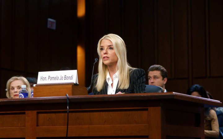 Пем Бонді відмовляється свідчити в Конгресі у справі Епштейна