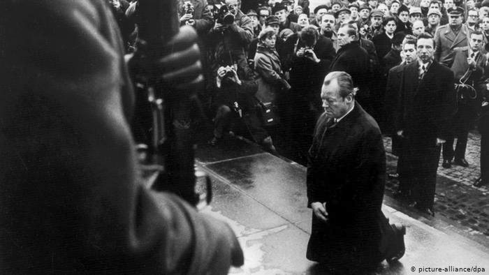 Канцлер ФРГ Вилли Брандт перед памятником героям восстания в Варшавском гетто во время визита в Польшу в 1970 году