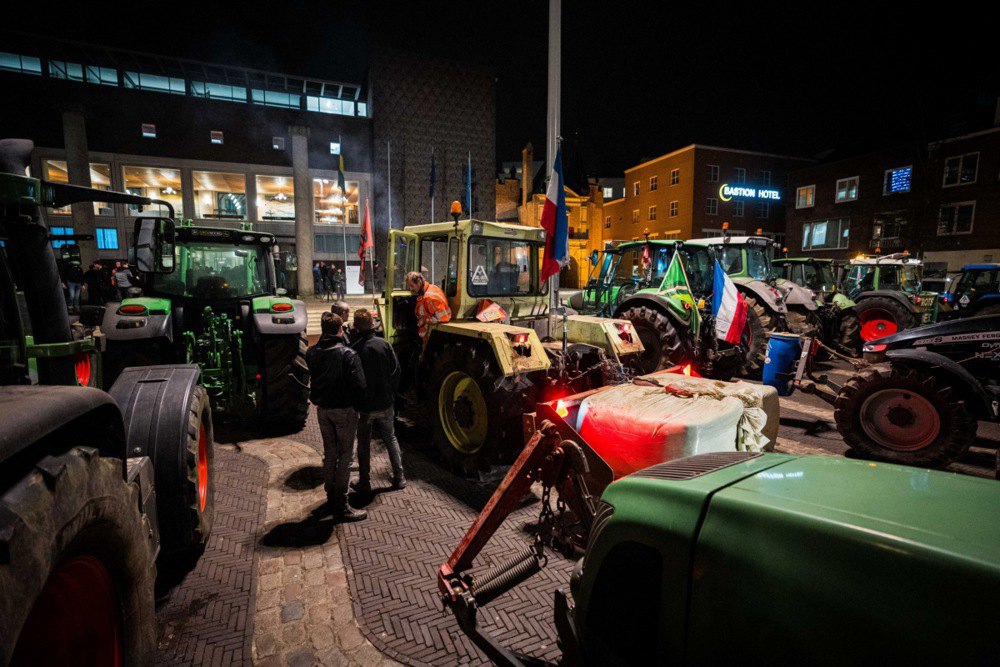 Фермери влаштували пікет перед будівлею уряду провінції Гелдерланд в Арнемі, Нідерланди, 1 лютого 2024 року.