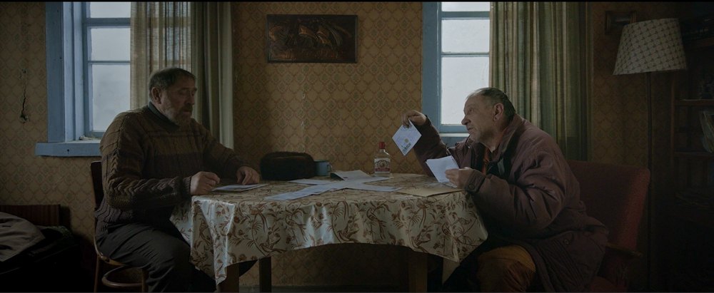 Кадр зі стрічки «Сірі бджоли»;&nbsp;Сергій Хмеленко (Віктор Жданов) і Пашка Яцюк (Володимир Ямненко, праворуч)