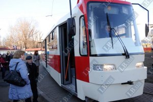 Киевлянам показали первый отечественный трамвай