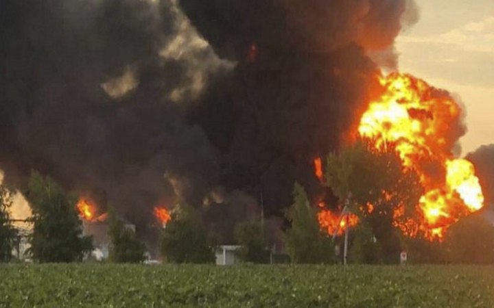 Пожежу на нафтобазі в Дніпропетровській області гасять другий день поспіль. Знайшли третю жертву (уточнено)
