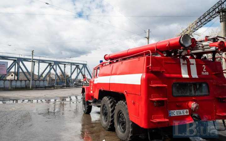 Львівські рятувальники ліквідували пожежу в будівлі СТО, що сталася після обстрілу окупантів