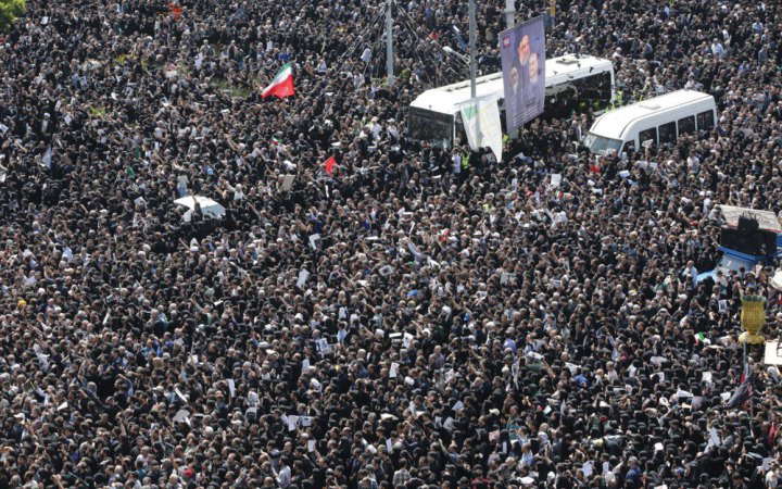 В Ірані триває похорон президента Раїсі, який очолив аятола Хаменеї