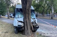 В Николаеве маршрутка въехала в дерево, пострадали 9 человек