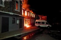 На Київщині через атаку РФ загинула жінка і поранені рятувальники