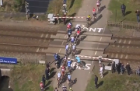 Велогонщики однодневки "Париж - Рубе" чуть не попали под поезд