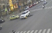 В Харькове водитель Land Cruiser сбил двух подростков на переходе 