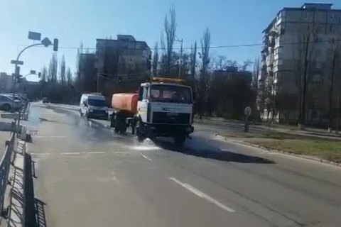 КГГА показала, как в Киеве моют дороги и мосты