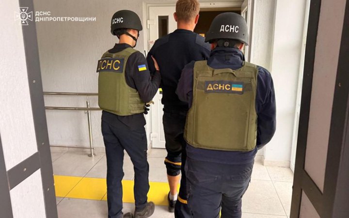 Росіяни обстріляли з артилерії підрозділ ДСНС у Нікополі, поранено рятувальника