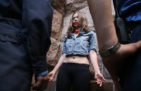 ​Девушкам из FEMEN дали по 5 суток за то, что мешали Попову