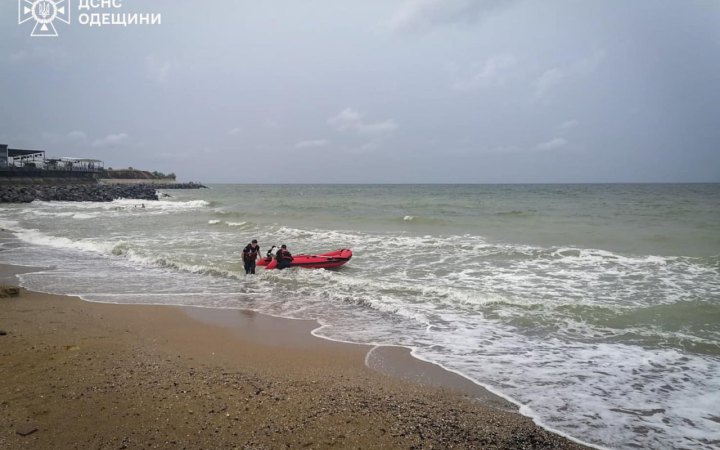 На Одещині водолази врятували чоловіка, якого відносило у відкрите море