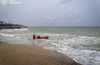 На Одещині водолази врятували чоловіка, якого відносило у відкрите море