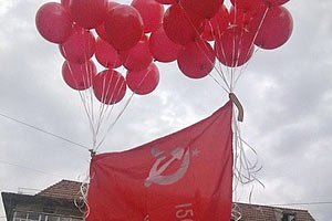 Суд дозволив червоні знамена у Львові