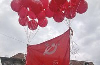 Прокуратура требует разрешить красные знамена во Львове