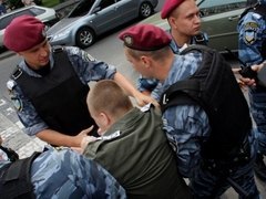 У Севастополі активістів затримали за агітки проти Колесніченка
