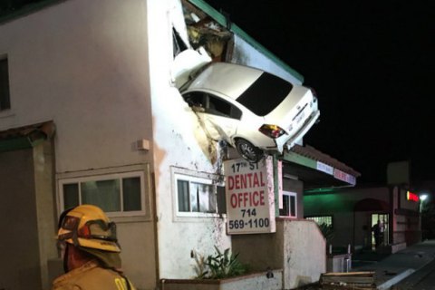 В Калифорнии машина врезалась во второй этаж клиники