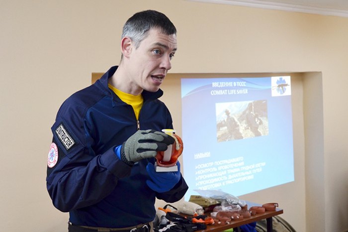 Олег Картавий навчає першої домедичної допомоги медиків-нацгвардійців. 