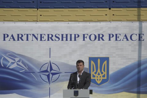 Украина будет придерживаться курса на членство в НАТО, – президент