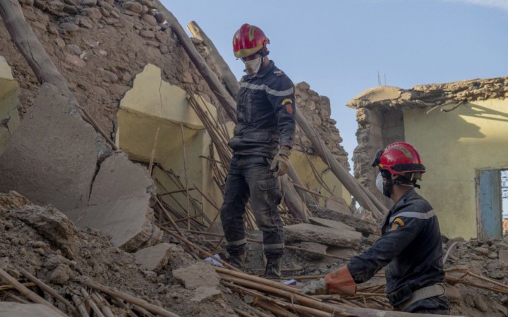 Іноземні рятувальники допомагають шукати людей, які могли вижити після землетрусу у Марокко