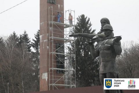 Новый подрядчик приступил к работам по демонтажу стелы Мемориала Славы во Львове
