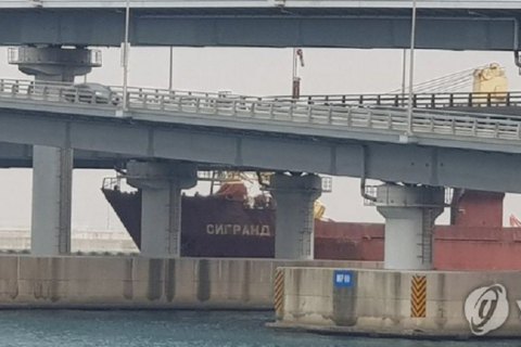 В Южной Корее российское судно с пьяным капитаном врезалось в мост 