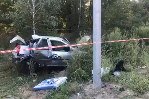 У Києві автомобіль таксі Uklon влетів у стовп, загинула пасажирка