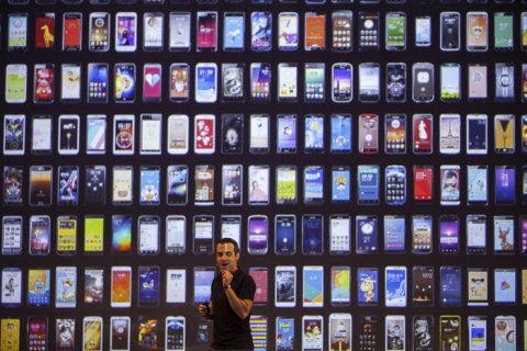 Китайські виробники смартфонів скоротили постачання продукції в Росію удвічі 