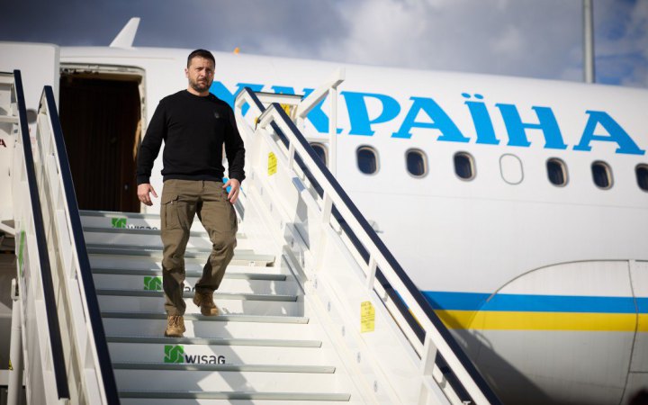 ОП: Зеленський повернувся до України, його графік залежатиме від розвитку ситуації