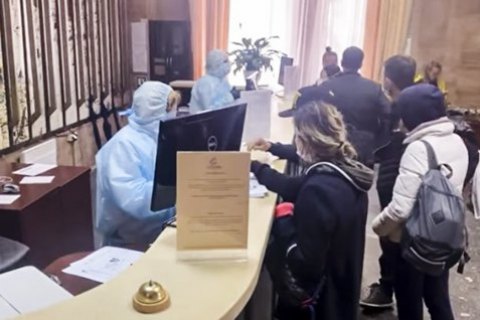 Поліція склала 60 адмінпротоколів на осіб, які втекли з обсервації в готелі "Козацький"