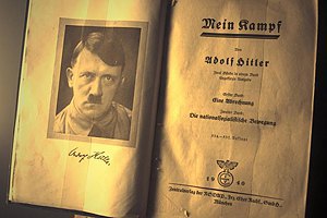 В Германии "Майн кампф" Гитлера стала бестселлером