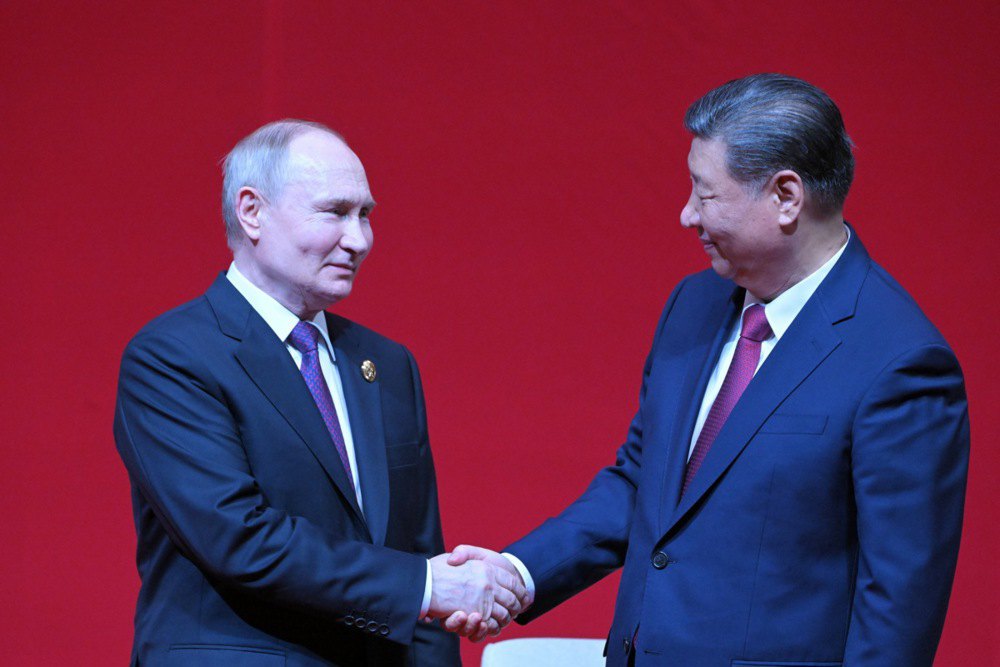 Путін і Сі Цзіньпін тиснуть руки під час концерту з нагоди 75-ї річниці встановлення дипломатичних відносин між Росією та Китаєм у Пекіні, 16 травня 2024 р.