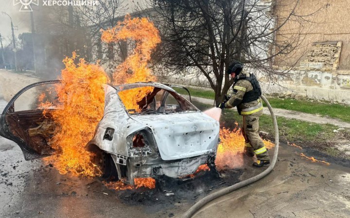 У Херсоні росіяни атакували цивільне авто, є жертви