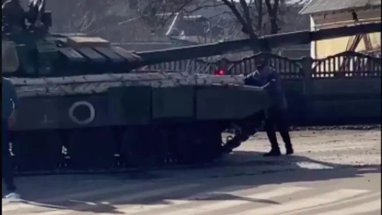 Цивільний з Бахмача намагався зупинити колону з танків та БТРів 26 лютого 2022 року, коли російські війська зайшли в його місто. 