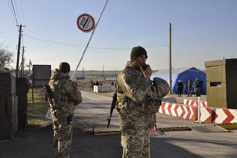 Закритий після обстрілу пропускний пункт "Мар'їнка" на Донбасі відновив роботу