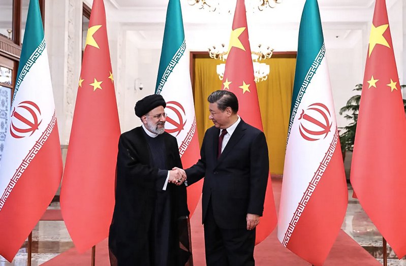 Президент Ірану Ебрагім Райсі (ліворуч) та президент Китаю Сі Цзіньпін під час церемонії зустрічі в Пекіні, 14 лютого 2023 р.