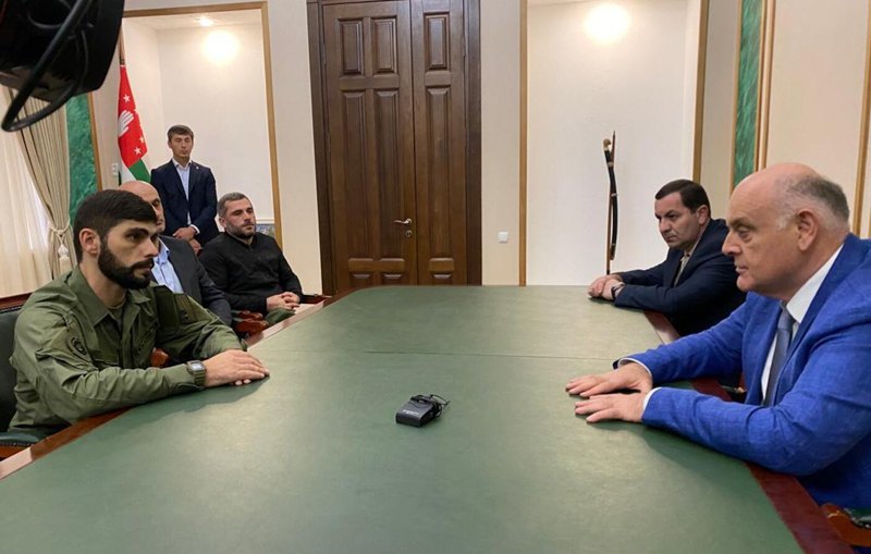 'Президент' Абхазії Аслан Бжанія приймає Авідзбу.