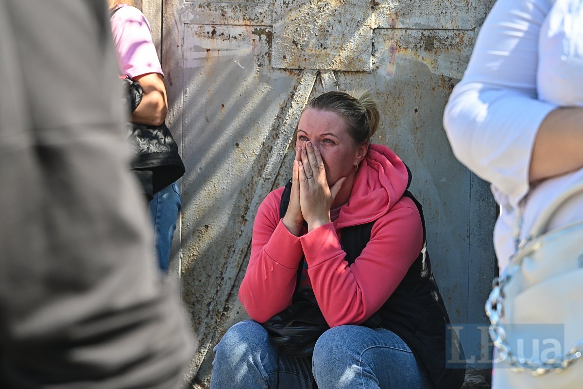 На місці удару по п'ятиповерхівці у Дарницькому районі Києва.