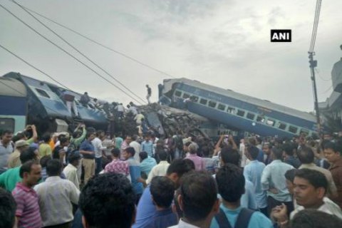 В Индии сошел с рельсов пассажирский поезд, погибли не менее 23 человек