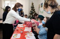 Марина Порошенко передала рождественские "Свято-боксы" воспитанникам инклюзивных центров Киева