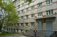 Азаров запретил благотворительные взносы при поселении в общежития