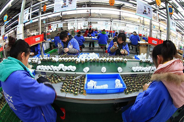 Завод по производству лампочек в Китае