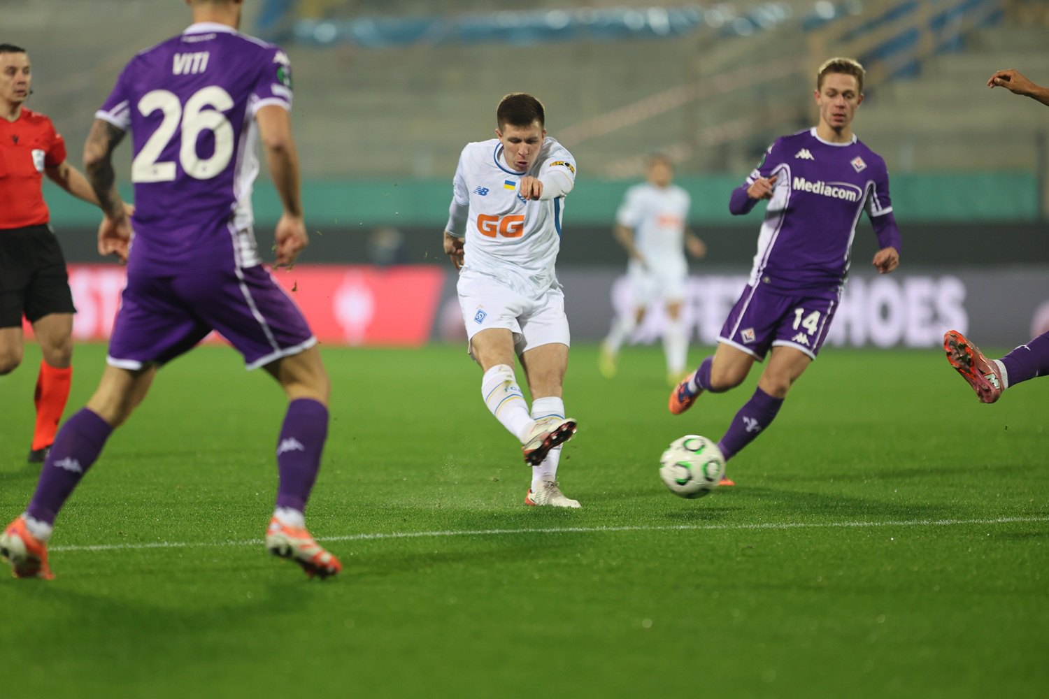 Піхальонок завдає удару по воротах