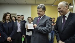 Перший в Україні біометричний паспорт видали Президентові