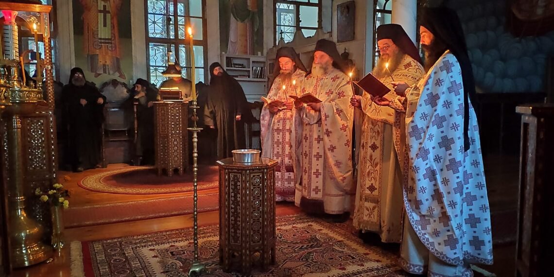 Афонські монахи за молитвою.