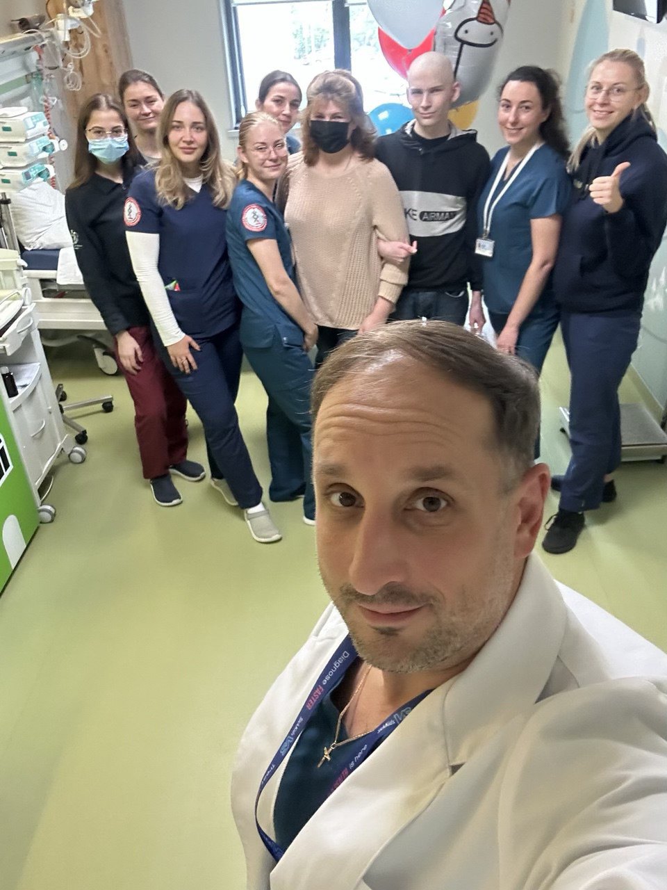 Олександр Лисиця з командою Охматдиту та Василем