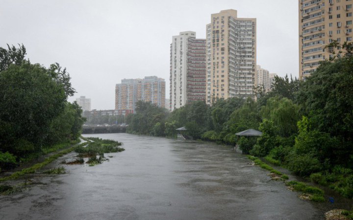 У Пекіні безперервний дощ затопив 358 доріг, стихія забрала життя двох людей