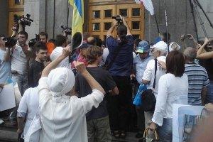 ​Протестующие возле Киевсовета требуют не вводить русский региональный в Киеве